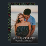 Cartes Pour Fêtes Annuelles Photo complète Frissons de l'espoir annonce la gro<br><div class="desc">Ces cartes de fin de année de grossesse en photo,  magnifiques et pleins,  ont une typographie moderne et élégante,  avec "Une sensation d'espoir". Le dos contient un motif de Noël de pinèdes et de baies sur un arrière - plan de couleur personnalisé (en noir).</div>