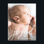 Cartes Pour Fêtes Annuelles Photo de bébé personnalisée Joyful Script naissanc<br><div class="desc">Elégante police de caractères de pinceau pour le mot "Joyful" améliore l'apparence de cette carte postale de Noël verticale chic et personnalisée. Choisissez la photo parfaite de votre bébé et customisez le message au dos pour annoncer la naissance de votre nouveau-né. N'oubliez pas d'inclure vos noms. Texte blanc sur un...</div>