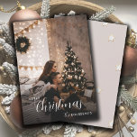 Cartes Pour Fêtes Annuelles Photo de couple de Noël moderne et tendance<br><div class="desc">Une carte de voeux à plat urbain moderne et tendance avec une photo de couple et un nom avec un arrière - plan simple et minimal avec des lampes à cordes et un arbre de vacances. Couleurs neutres et fumantes. Cette photo est un espace réservé qui doit être remplacé par...</div>