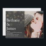 Cartes Pour Fêtes Annuelles Photo de définition de couples sur tableau noir No<br><div class="desc">Partagez votre définition de ce que signifie pour vous la saison des fêtes de Noël avec ces élégantes cartes de fêtes bohèmes. Présentant votre photo spéciale, vos noms et votre message de vacances dans une typographie moderne, et des flocons de neige dorés élégants sur un fond de tableau noir. Conçu...</div>