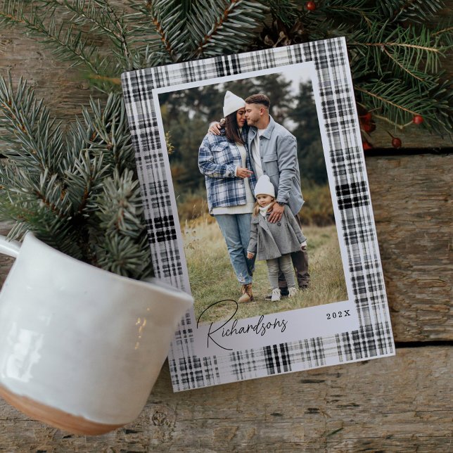 Cartes Pour Fêtes Annuelles Photo de famille de flannelle blanche et noire (Cozy Black and White Plaid Flannel Family Photo Holiday Card)