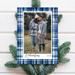Cartes Pour Fêtes Annuelles Photo de famille de la flanelle blanche et bleue c<br><div class="desc">Carte de vacances photo en tissu de flanelle bleu et blanc. Le design se compose d'un tissu flanelle bleu et blanc faux, avec des touches de bleu clair et de bleu marine. Personnalisez avec votre photo spéciale, et customisez avec votre nom de famille et votre année. Conçu par Moodthology Papery...</div>