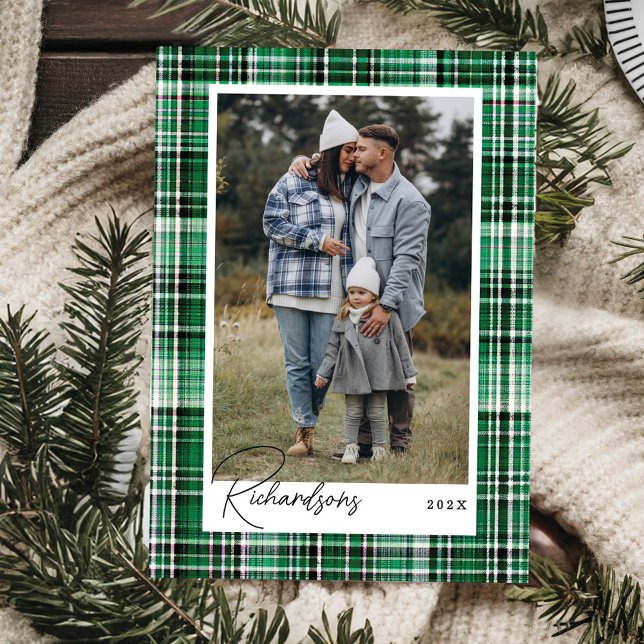 Cartes Pour Fêtes Annuelles Photo de famille de la flanelle blanche et verte c (Cozy Green and White Plaid Flannel Family Photo Holiday Card)