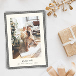 Cartes Pour Fêtes Annuelles Photo de famille Joyeux Noel à carreaux noir et bl<br><div class="desc">Cette carte de vacances présente une bordure à carreaux noir et blanc entourant une grande zone de photo, avec joyeux noël et le nom de votre famille et l'année en dessous dans un style propre et discret. Le dos comprend une deuxième photo pour un supplément de personnalisation. Une interprétation graphique...</div>