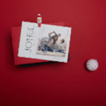 Cartes Pour Fêtes Annuelles Photo de famille minimaliste moderne Joyeuse Noël<br><div class="desc">Bienvenue les vacances cette année avec une Carte de Noël de famille minimaliste moderne et joyeux qui capture ce moment de joie parfait avec une famille unie. Cette carte noire et blanche chic est l'incarnation parfaite du style moderne et minimaliste que nous recherchons. Des lignes épurées dans la typographie et...</div>