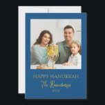 Cartes Pour Fêtes Annuelles Photo de famille moderne et élégante Hanoukka<br><div class="desc">Envoyez des salutations Hanoukka chaleureuses avec cette belle photo de famille cartes plates! Design dispose d'un modèle photo familial moderne, avec une typographie élégante et moderne lisant "Happy Hanoukka", nom de famille et année sur un arrière - plan bleu classique. Le dos de la carte a un arrière - plan...</div>