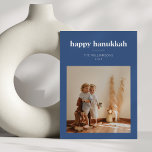 Cartes Pour Fêtes Annuelles Photo de famille moderne minimaliste Hanukkah bleu<br><div class="desc">Célébrez Hanukkah avec cette carte de vœux de famille élégante et minimaliste. Avec une bordure bleue et un espace pour un nom de famille et une année personnalisés, ce design moderne est une belle façon d'envoyer des vœux de fête. Parfait pour partager des moments en famille et célébrer le festival...</div>