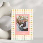 Cartes Pour Fêtes Annuelles Photo de famille rose aux étoiles pastel géométriq<br><div class="desc">Célébrez la saison avec cette charmante carte de vacances familiale aux cercles pastel géométriques vintage. Dotée d'un arrière-plan ludique d'inspiration rétro avec des cercles pastel doux dans des nuances de rose, de blanc et d'or, cette carte encadre votre photo de famille dans un style magnifiquement moderne et nostalgique. Parfaite pour...</div>