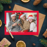 Cartes Pour Fêtes Annuelles photo de famille rouge minimaliste simple<br><div class="desc">Profitez de la saison des Fêtes avec notre carte de Noël moderne et minimaliste. Personnalisez-le avec votre propre photo de famille, créant un accueil unique et chaleureux. Le design rouge classique apporte une touche d'élégance, tandis que la modèle photo vous permet de mettre en valeur vos souvenirs qui vous chérissent....</div>