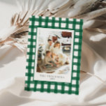Cartes Pour Fêtes Annuelles Photo de famille verte moderne rétro<br><div class="desc">Cette carte de Noël saisonnière présente des couleurs de vacances d'inspiration vintage,  des couleurs naturelles dessinées à la main en vichy plaid et une typographie organique amusante.</div>