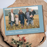 Cartes Pour Fêtes Annuelles Photo de Noël Famille Moderne Simple tendance<br><div class="desc">Carte de voeux photo de Noël tendance, avec une famille moderne et un design de typographie simple. Avec le lettrage typographique personnalisable, vous ajoutez votre propre texte. Vous remplacez également la photo par la vôtre pour ajouter la personnalisation. Idéal pour envoyer des voeux de bien à ceux qui sont chers...</div>