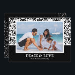 Cartes Pour Fêtes Annuelles Photo de Noël noir et blanc<br><div class="desc">Elégant motif damassé noir et blanc met en évidence votre photo préférée avec votre salutation en lettres chic sur le devant et votre personnalisation et message sur le dos. Sélectionnez Matte pour le papier le plus lourd et la haute définition pour une meilleure qualité d'impression. *Utilisez une photo horizontale.</div>
