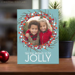 Cartes Pour Fêtes Annuelles Photo de Noël Wreath<br><div class="desc">Une ferme bleue avec une couronne de baies comme cadre photo. Un script moderne est utilisé pour les Joyeuses Fêtes. Un accueil de Noël - Que vos journées soient joyeuses et lumineuses - inclus sur le côté carte postale avec un espace pour signature familiale et salutation.</div>