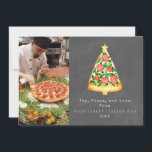 Cartes Pour Fêtes Annuelles Photo de tableau noir italien de Noël Joy Pizza Lo<br><div class="desc">Illustration d'une tranche de pizza en forme de sapin de Noël surmontée d'étoiles. Le fond est inspiré d'un tableau noir. Personnalisez le nom,  l'année et la photo.</div>