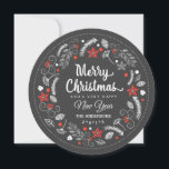 CARTES POUR FÊTES ANNUELLES PHOTO DE VACANCES FLEURIES DE CHALKBOARD NOËL<br><div class="desc">MERRY CHRISTMAS : couronne botanique d'art de la craie brillante et joyeuse avec poinsettia, sainte, baies et feuillage en rouge et blanc sur arrière - plan en tableau noir. Personnalisez cette photo de vacances saluant carte plat avec votre nom de famille et ajoutez votre photo de famille préférée. Contemporain, classique,...</div>