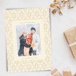 Cartes Pour Fêtes Annuelles Photo de vœux de Noël avec motif damassé or<br><div class="desc">Cette carte de vacances présente un motif damassé or sur un fond crème chaud, avec une zone de photo au centre, des bénédictions de Noël au-dessus et un espace pour le nom de votre famille et l'année en dessous. Le verso comprend une deuxième photo pour un supplément d'âme. Disponible en...</div>