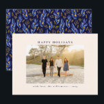 Cartes Pour Fêtes Annuelles Photo Florale Botanique Noir Bleu Élégant Unique<br><div class="desc">Envoyez vos vœux de fêtes avec cette carte de vœux familiale "Joyeuses Fêtes", avec un design avant élégant et épuré et un motif floral vibrant bleu et or au dos. Parfaite pour les célébrations de Noël et de Hanoukka, cette carte combine une mise en page moderne avec une touche festive,...</div>