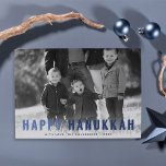 Cartes Pour Fêtes Annuelles Photo Hanoukka de Modern Blues<br><div class="desc">Envoyez vos voeux Hanoukka à vos amis et à votre famille avec ces belles cartes modernes qui mettent votre photo de famille sous les projecteurs. Design avec "Happy Hanoukka" en lettrage bleu moyen et foncé avec une touche poster vintage moderne. Le calque de dégradé blanc aide le texte à apparaître...</div>