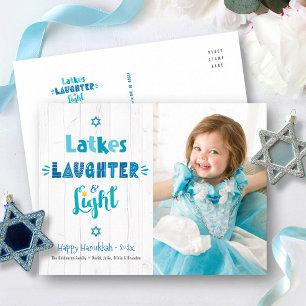 Cartes Pour Fêtes Annuelles Photo Latkes de Hanukkah Rires Lumière Bois Rustiq