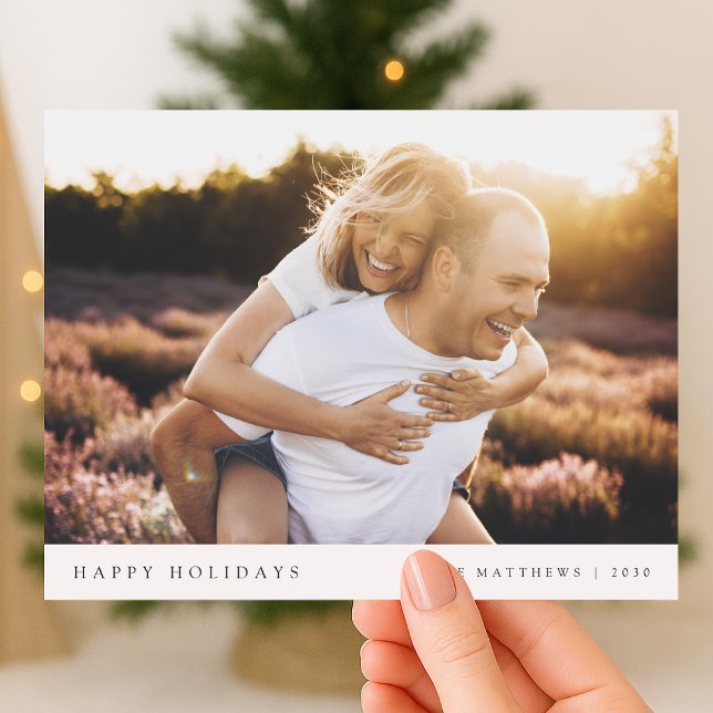 Cartes Pour Fêtes Annuelles Photo minimale du couple Simple Elegant Christma (A simple Christmas photo postcard with classic typography and timeless minimalist charm)