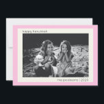 Cartes Pour Fêtes Annuelles Photo minimaliste moderne rose pâle Hanoukka<br><div class="desc">Célébrez Hanoukka avec cette carte de vacances photo minimaliste et moderne, avec une bordure rose mignonne pour une touche de chaleur et de charme. Le design simple et propre permet à votre photo de prendre le centre de la scène, tandis que le texte éditable vous permet de personnaliser votre accueil...</div>