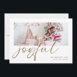 Cartes Pour Fêtes Annuelles Photo moderne 2026 Calendrier Gold Joyful Christma<br><div class="desc">Photo moderne 2026 Calendrier Gold Joyful Christmas. Disponible numériquement ou imprimé. Remplacez simplement l'exemple de photo par le vôtre et personnalisez-le avec vos noms. Joyful est dans un jeu de script moderne en or qui peut être changé en une autre couleur si vous le souhaitez. Au verso se trouve un...</div>