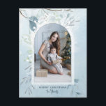 Cartes Pour Fêtes Annuelles Photo moderne Blue Sparkly Winter Botanique Arc<br><div class="desc">Elégant design de vacances moderne avec votre photo de gardien dans un modèle découpé en arc avec bordure blanche opaque, abstraite aquarelle style bleu clair et blanc verdure d'hiver et étincelles de neige blanche sur l'effet d'aquarelle bleu pastel arrière - plan. Inclut les champs de texte modifiables à l'avant et...</div>