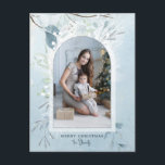 Cartes Pour Fêtes Annuelles Photo moderne Blue Sparkly Winter Botanique Arc<br><div class="desc">Elégant design de vacances moderne avec votre photo de gardien dans un modèle découpé en arc avec bordure blanche opaque, abstraite aquarelle style bleu clair et blanc verdure d'hiver et étincelles de neige blanche sur l'effet d'aquarelle bleu pastel arrière - plan. Inclut les champs de texte modifiables à l'avant et...</div>