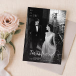 Cartes Pour Fêtes Annuelles Photo moderne de superposition de Noël nouvellemen<br><div class="desc">Célébrez votre saison joyeuse avec cette vintage carte de Noël à deux côtés. Doté d'une élégante photo en noir et blanc, cette carte recto-verso capture l'essence romantique et unique de votre première année en couple marié. L'esthétique intemporelle, associée à des messages personnalisés sincères, fait de cette carte la façon parfaite...</div>