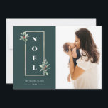 Cartes Pour Fêtes Annuelles Photo moderne NOEL Gold Winter Berry Fragment phot<br><div class="desc">Cadre élégant en faux or pâle orné de branches de baies d'hiver sur des arrière - plans festifs en couleur vert émeraude. Caractéristiques de conception, encadré en caractères gras NOEL, lignes de texte modèles pour les noms, année et message avec une seule photo sur le devant et deux espaces photo...</div>