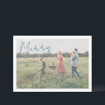 Cartes Pour Fêtes Annuelles Photo moderne Script rustique élégant<br><div class="desc">Carte de Noël photo moderne avec un design simple et minimal avec "Joyeux Noël" dans un script élégant et rustique sur votre photo préférée avec votre nom de famille. Le modèle comprend une superposition blanche pour aider le texte à se démarquer sur votre photo et peut être supprimé dans l'outil...</div>