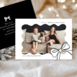 Cartes Pour Fêtes Annuelles Photo Noir et blanc Noël Simple Bow<br><div class="desc">Cette carte festive de Noël en noir et blanc présente un arc élégant et élégant et une photo branchée du centre ondulé. Le dos noir élégant comprend un message de voeux de Noël modifiable avec votre nom personnalisé, et est sûr d'avoir des amis et de la famille prêts à célébrer...</div>