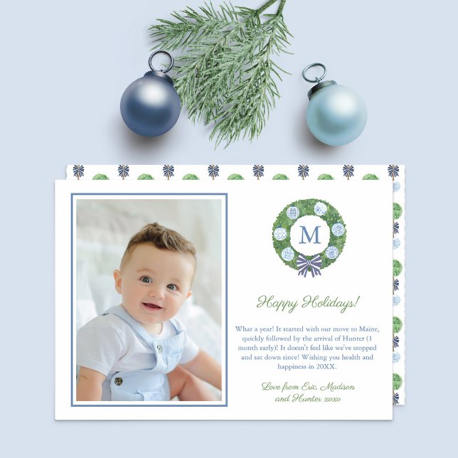Cartes Pour Fêtes Annuelles Photo Preppy Blue White Boxwood Wreath Monogramme (Preppy wreath with blue and white ginger jar ornaments, boxwood details and family photo)