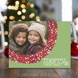 Cartes Pour Fêtes Annuelles Photo Red Berry Cadre de couronne de Noël<br><div class="desc">Une ferme verte avec une couronne de baies comme cadre photo. Un script moderne est utilisé pour les Joyeuses Fêtes. Un accueil de Noël - Que vos journées soient joyeuses et lumineuses - inclus sur le côté carte postale avec un espace pour signature familiale et salutation.</div>