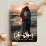 Cartes Pour Fêtes Annuelles Photo Tropical Christmas Couple Beach Sunset<br><div class="desc">Cette carte de vacances conviendra parfaitement aux couples qui aiment la plage ! Il offre un beau coucher de soleil sur l'océan, ce qui le rend chaleureux et cosy. Avec son design simple et élégant, il saisit la joie de la saison. C'est une excellente façon de partager votre amour et...</div>