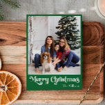 Cartes Pour Fêtes Annuelles Photo Verte classique Joyeux Noël Vertical<br><div class="desc">Célébrez la saison avec cette carte de vacances photo verticale Joyeux Noël vert unique avec une touche de charme vintage. Le design minimaliste présente une élégante palette de couleurs vertes, évoquant l'esprit cosy de l'hiver. Son attrait moderne et ludique, associé à la formulation traditionnelle, crée un équilibre parfait entre audace...</div>