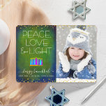 Cartes Pour Fêtes Annuelles Photo verte Hanoukka Menorah Peace Love Type de lu<br><div class="desc">"Paix, amour et lumière." Une illustration ludique, moderne et artistique de bougies motifs en saumure dans une menorah vous aide à inaugurer les vacances de Hanoukka, avec la photo personnalisée de votre choix. Des bougies bleues assorties de motifs de fausse feuille colorés recouvrent un arrière - plan texturé bleu profond...</div>