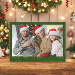 Cartes Pour Fêtes Annuelles photo verte minimaliste simple<br><div class="desc">Profitez de la saison des Fêtes avec notre carte de Noël moderne et minimaliste. Personnalisez-le avec votre propre photo de famille, créant un accueil unique et chaleureux. Le design vert de la forêt ajoute une touche d'élégance, tandis que la modèle photo vous permet de mettre en valeur vos souvenirs qui...</div>