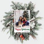 Cartes Pour Fêtes Annuelles Photo verticale classique simple Joyeux Noël<br><div class="desc">Célébrez la saison avec cette carte unique et classique de vacances photo verticale de Noël joyeux, avec une touche de charme vintage. Le design minimaliste présente une élégante palette de couleurs rouge et verte, évoquant l'esprit cosy de l'hiver. Son attrait moderne et ludique, associé à la formulation traditionnelle, crée un...</div>