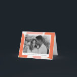 Cartes Pour Fêtes Annuelles Photographie Abstraite orange et blush moderne<br><div class="desc">Design de vacances moderne avec votre photo horizontale choisie encadrée par des formes abstraites peintes en orange et blush avec un arrière - plan crème. Personnalisez la carte de vacances abstraite en ajoutant un message d'accueil personnalisé et votre nom. L'intérieur de la carte comporte un arrière - plan de trait...</div>