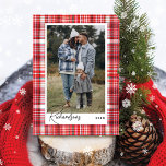 Cartes Pour Fêtes Annuelles Photos de la famille de la plie rouge et blanche<br><div class="desc">Carte de vacances en tissu de flanelle plaid rouge et blanc. Le design se compose d'un tissu flanelle faux rouge et blanc,  avec des touches de rose clair. Personnalisez avec votre photo spéciale,  et customisez avec votre nom de famille et votre année. Conçu par Moodthology Papery</div>