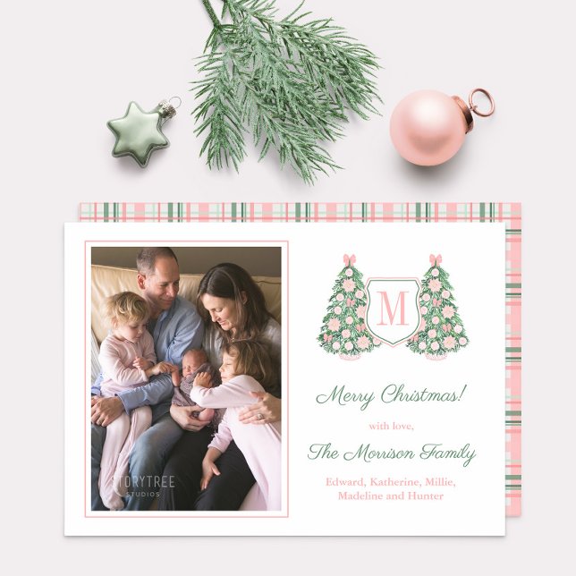 Cartes Pour Fêtes Annuelles Photos de Noël Maximale Rose Vert Monogramme (Maximalist pink and green chinoiserie Christmas tree holiday photocard design with plaid reverse)