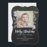 Cartes Pour Fêtes Annuelles Pin Chalkboard photo Noël<br><div class="desc">Cette carte a tout ! Arrière - plan de tableau, baies sèches, branches de pins, cônes de pins, rouge, blanc et VOUS ! Personnalisez avec votre propre signature et personnaliser avec votre propre photo, et envoyez une carte de Noël en cette période de fêtes qui est sûr d'être une d'une...</div>