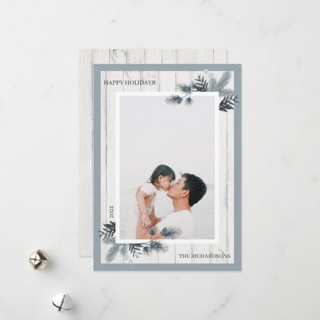 Cartes Pour Fêtes Annuelles Pin festif & Bois blanc rustique Shiplap Photo (Devant/Arrière en situation)