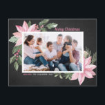 Cartes Pour Fêtes Annuelles Pink Poinsettias Chalkboard Joyeux Noël Photo<br><div class="desc">Joyeux Noël! Envoyez des salutations de vacances à votre famille et à vos amis avec cette carte postale botanique personnalisable. Il présente l'aquarelle illustrant des poinsettias roses, des baies, du coton et des creux sur un faux arrière - plan de tableau. Personnalisez en ajoutant des photos et vos propres textes....</div>
