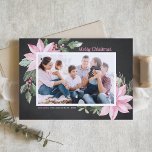 Cartes Pour Fêtes Annuelles Pink Poinsettias Chalkboard Photo Joyeux Noël<br><div class="desc">Joyeux Noël! Carte à plat de Noël florale personnalisable avec aquarelle illustrant des poinsettias roses, des baies, du coton et des hollies sur un arrière - plan en faux tableau. Personnalisez en ajoutant des photos et vos propres textes. Cette carte de Noël à fleurs roses est disponible dans une variété...</div>