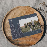 Cartes Pour Fêtes Annuelles Pins neigeux | Élégante photo de Noël<br><div class="desc">Un design moderne et élégant de cartes de vacances de Noël avec une photo horizontale sur un arrière - plan bleu marine orné de pins chargés de neige et surmonté d'étoiles blanches. Personnalisez avec votre salutation de vacances personnalisée,  le nom de famille et l'année.</div>