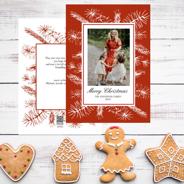 Cartes Pour Fêtes Annuelles Pins rustiques Cadre rouge Élégant Photo Noël (Rustic Pines Elegant Script White Red Border Photo Christmas Card)