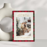 Cartes Pour Fêtes Annuelles Portrait classique de Noël rouge vert plaqué photo<br><div class="desc">Découvrez la chaleur et la tradition des vacances avec cette carte photo classique rouge et vert plaid Noël. Le design écossais intemporel, avec des lignes croisées de jaune et de vert foncé, apporte une touche chaleureuse et festive à vos salutations de vacances. Parfait pour présenter vos photos de famille préférées,...</div>
