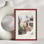 Cartes Pour Fêtes Annuelles Portrait classique de Noël rouge vert plaqué photo<br><div class="desc">Découvrez la chaleur et la tradition des vacances avec cette carte photo classique rouge et vert plaid Noël. Le design écossais intemporel, avec des lignes croisées de jaune et de vert foncé, apporte une touche chaleureuse et festive à vos salutations de vacances. Parfait pour présenter vos photos de famille préférées,...</div>